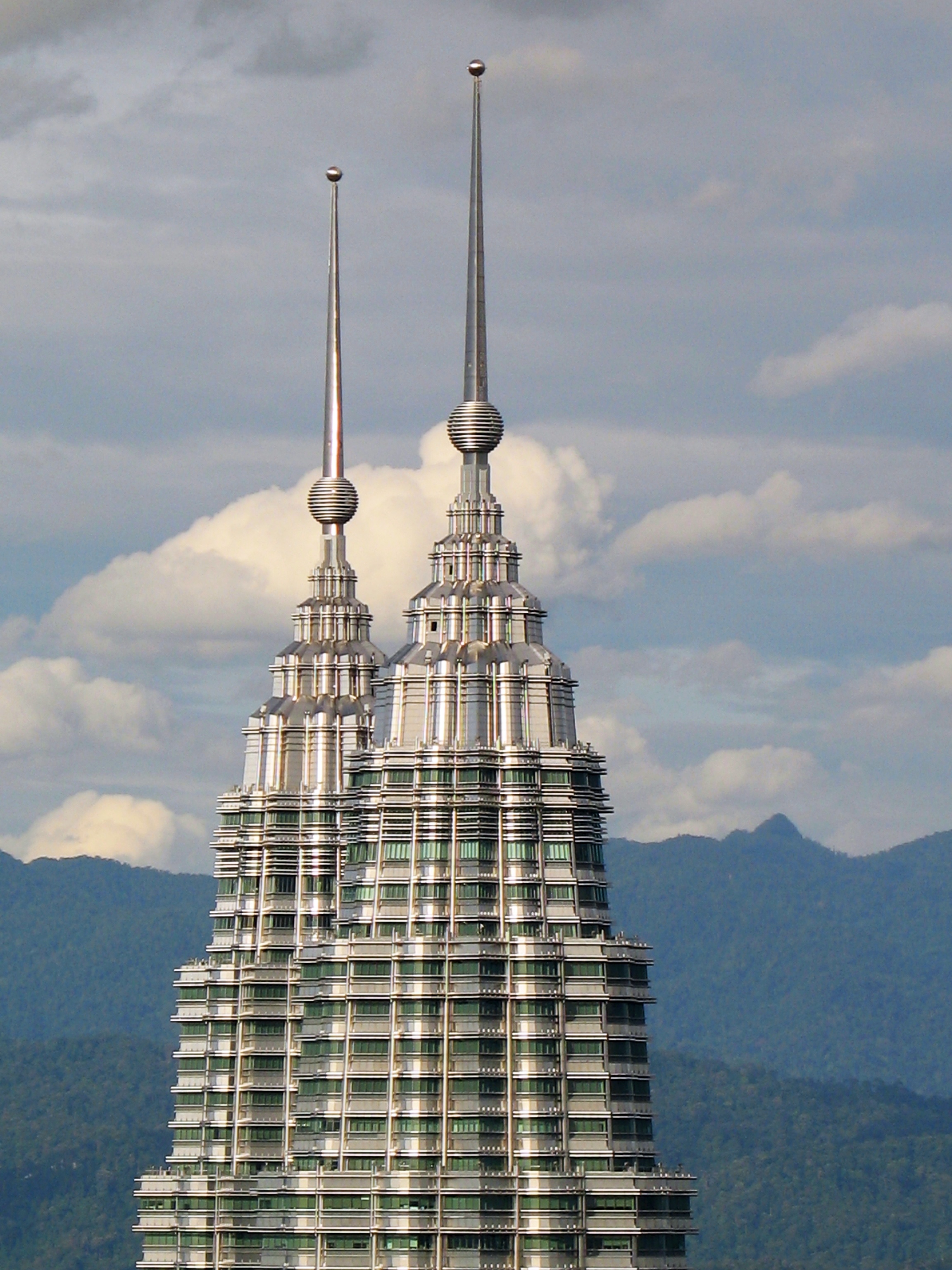 File:Kuala Lumpur, Petronas Twin Towers, the top ...