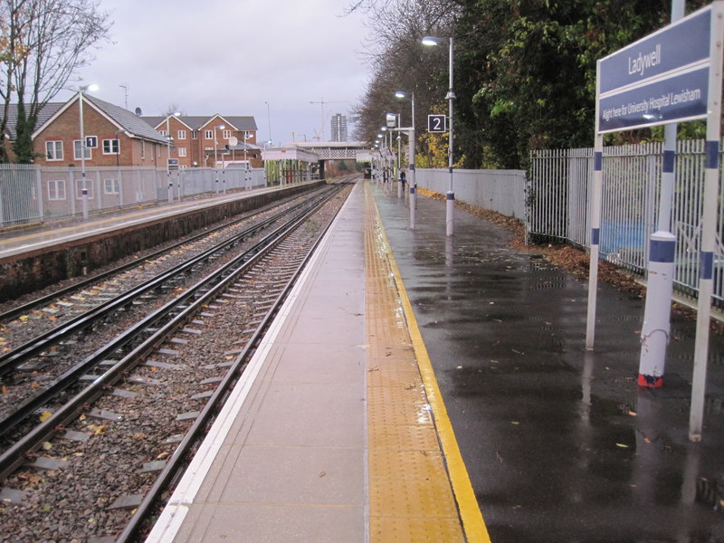 Elephant & Castle railway station - Wikipedia