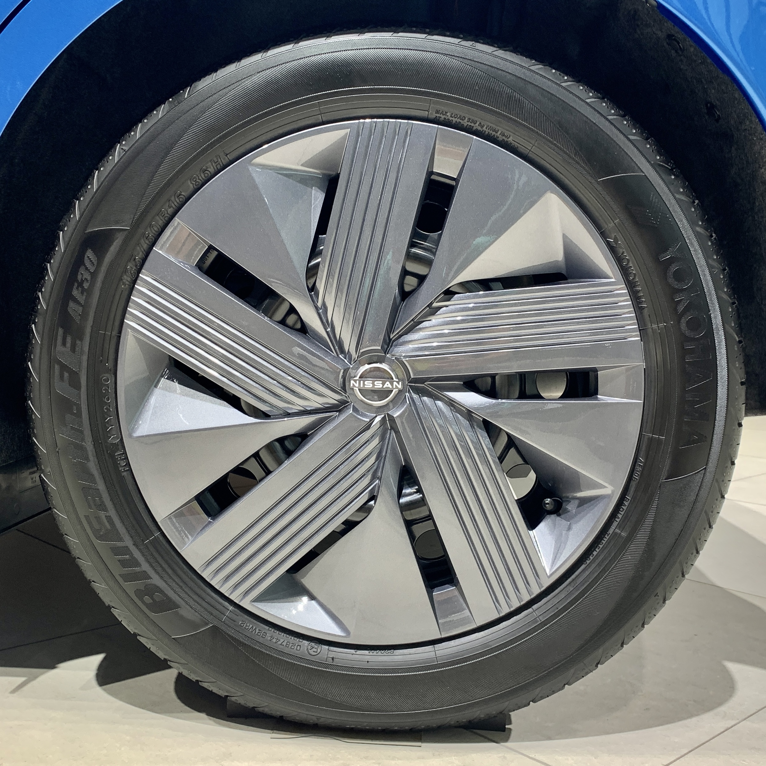 File:Nissan Note e-POWER (E13), 2021, 16-inch wheel cover.jpg