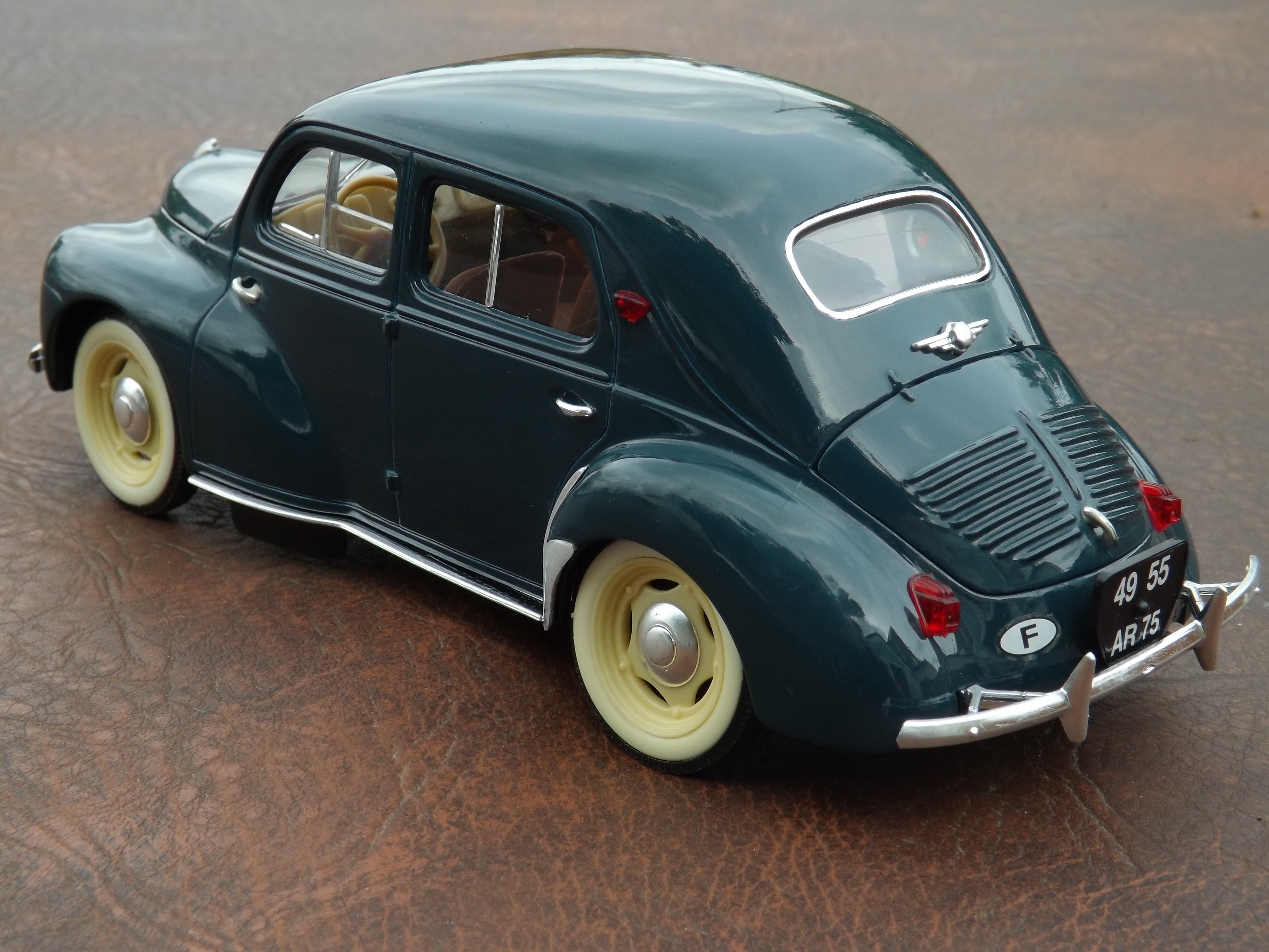 File:Renault 4CV (1955) in 1-18 scale by Solido in their Prestige