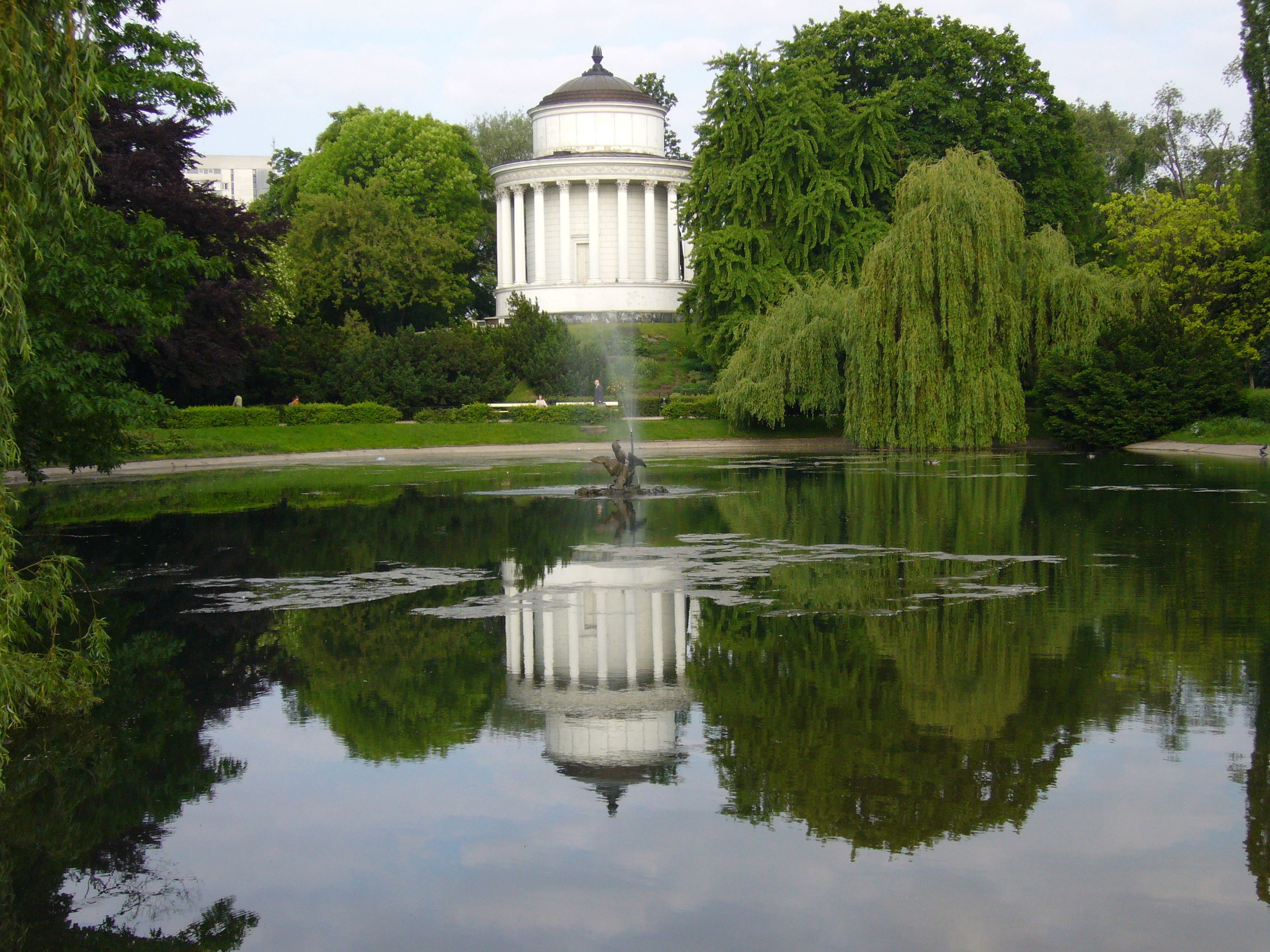 https://upload.wikimedia.org/wikipedia/commons/1/1e/Reservoir_Warsaw.jpg