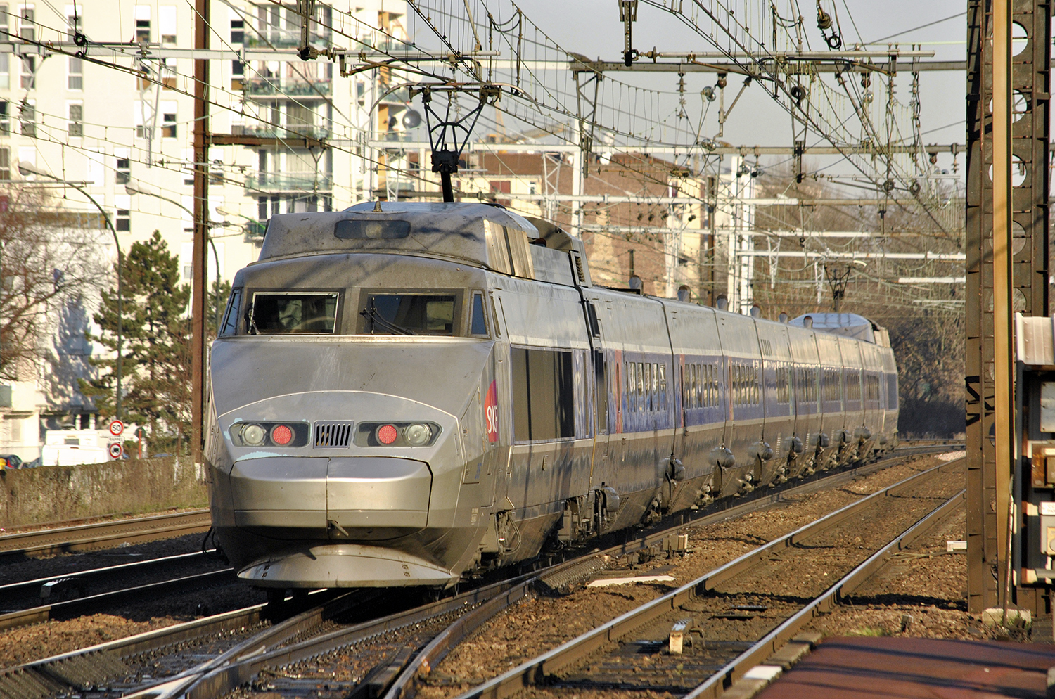 Train blanc TGV en bois