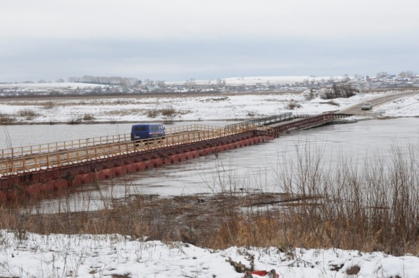 File:The pontoon bridge across the river Cheptsa.jpg