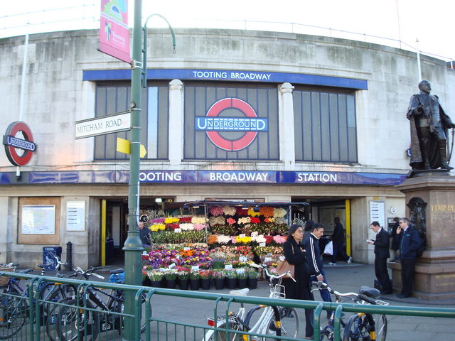 File:Tooting Broadway Underground Station - geograph.org.uk - 674884.jpg