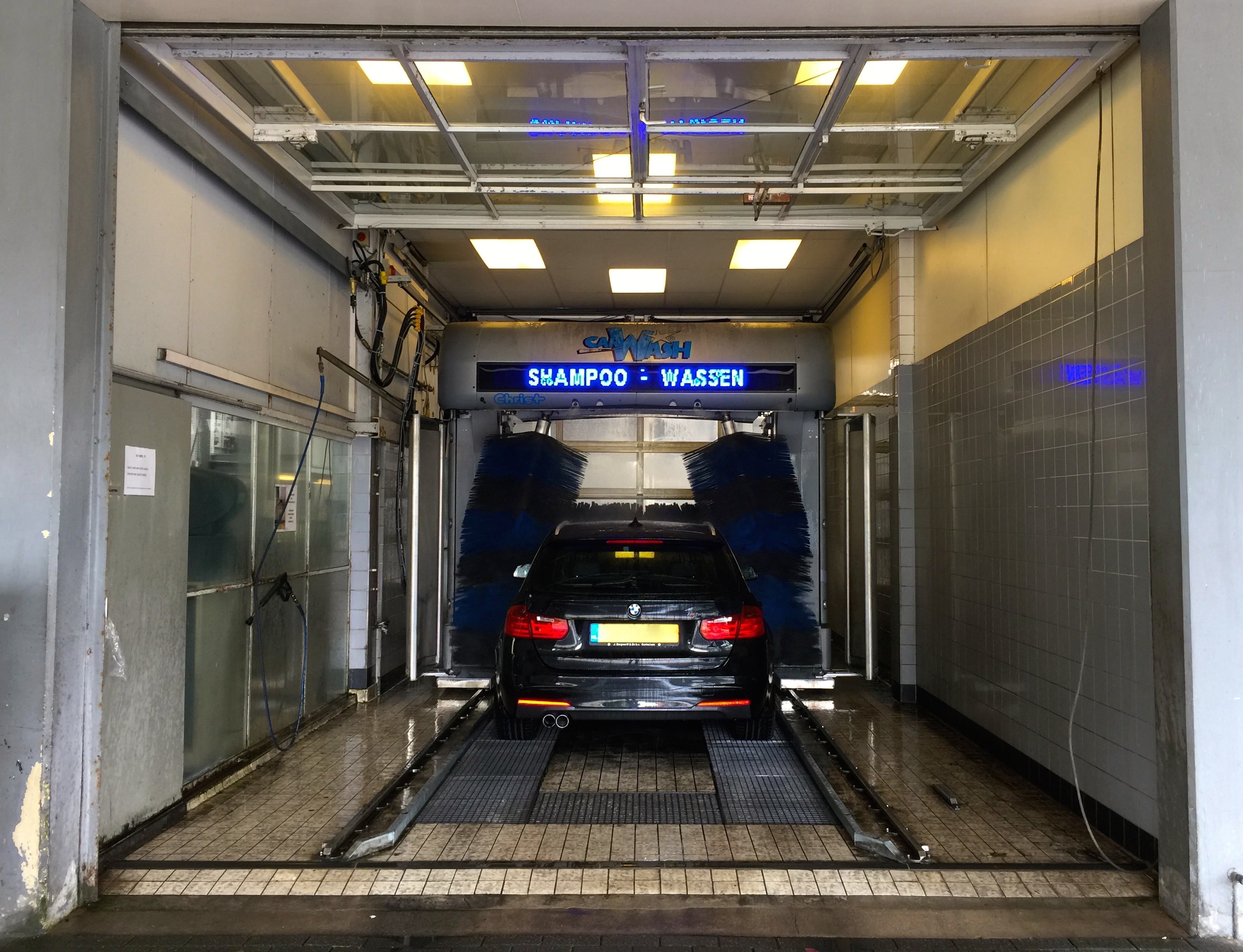 https://upload.wikimedia.org/wikipedia/commons/1/1f/%27Car_Wash_Bergwerff%27_Gorinchem_%2818466972783%29.jpg