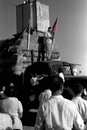 File:מפקד האחד במאי בחצר מרחביה צילום- אלי בראון 1946 - i מרחביה-קיבוץi btm9837.jpeg