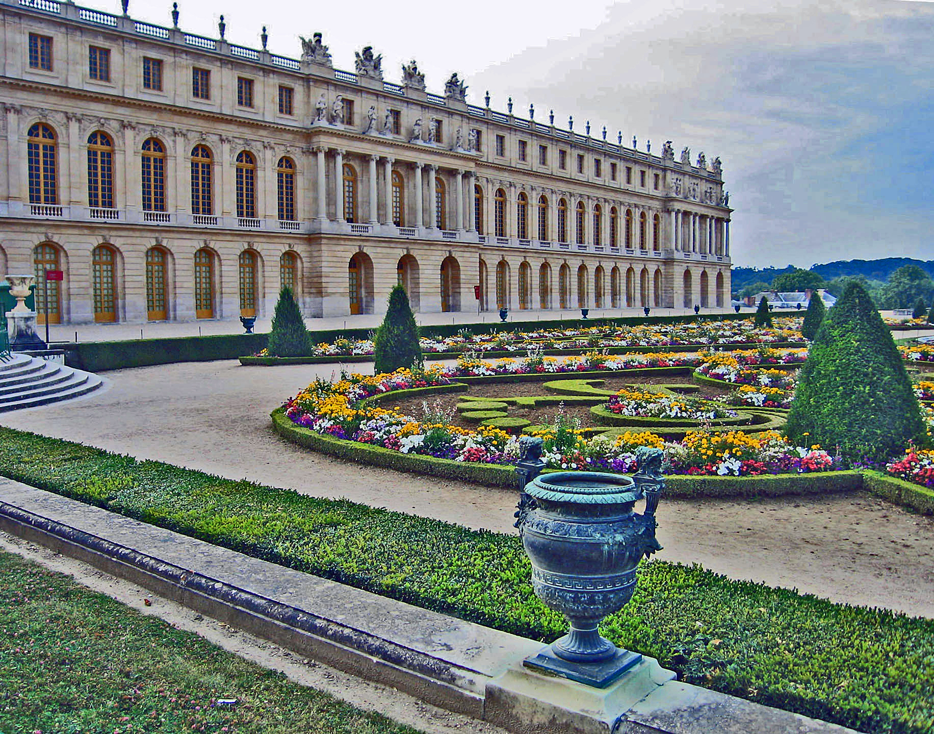 Версаль 78. Барокко. Королевский двор. Дворец и парк Версаля картина. Амфитеатр Версальский дворец Википедия.