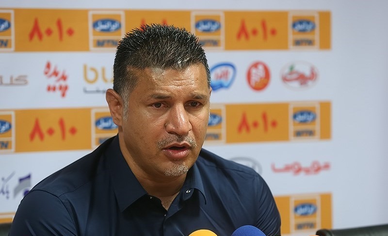 File:Ali Daei in press conference.jpg