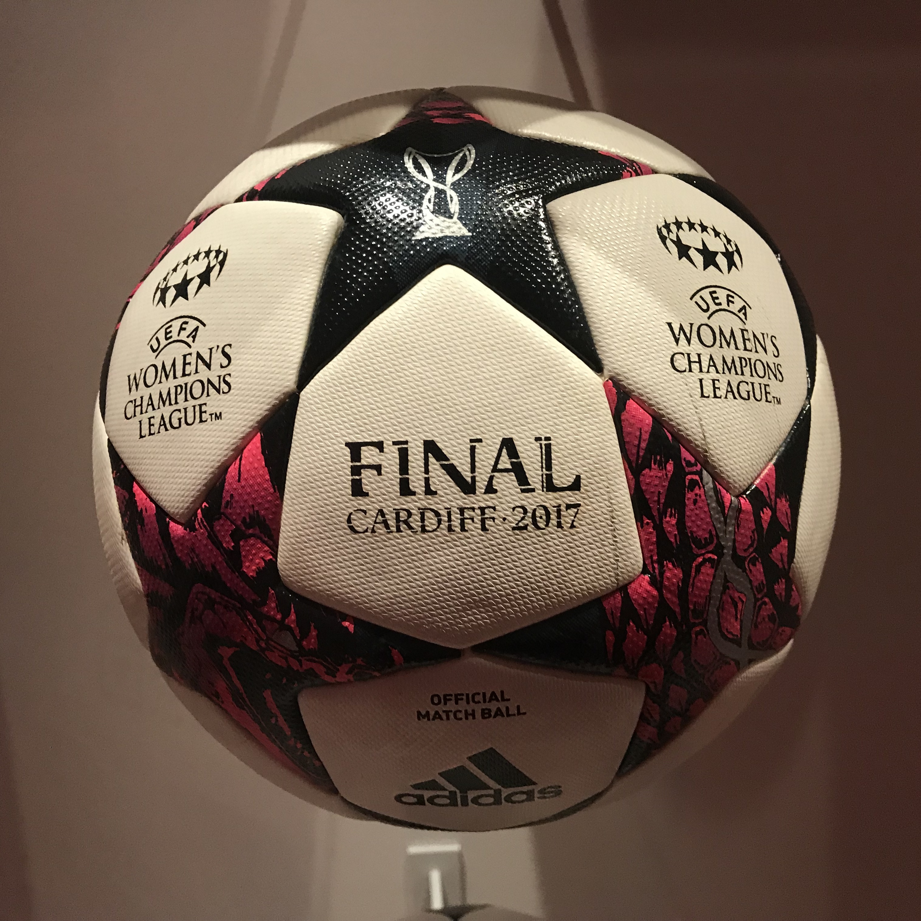 File:Ballon de la finale de la Champions League féminine 2017 (cropped).JPG  - Wikimedia Commons