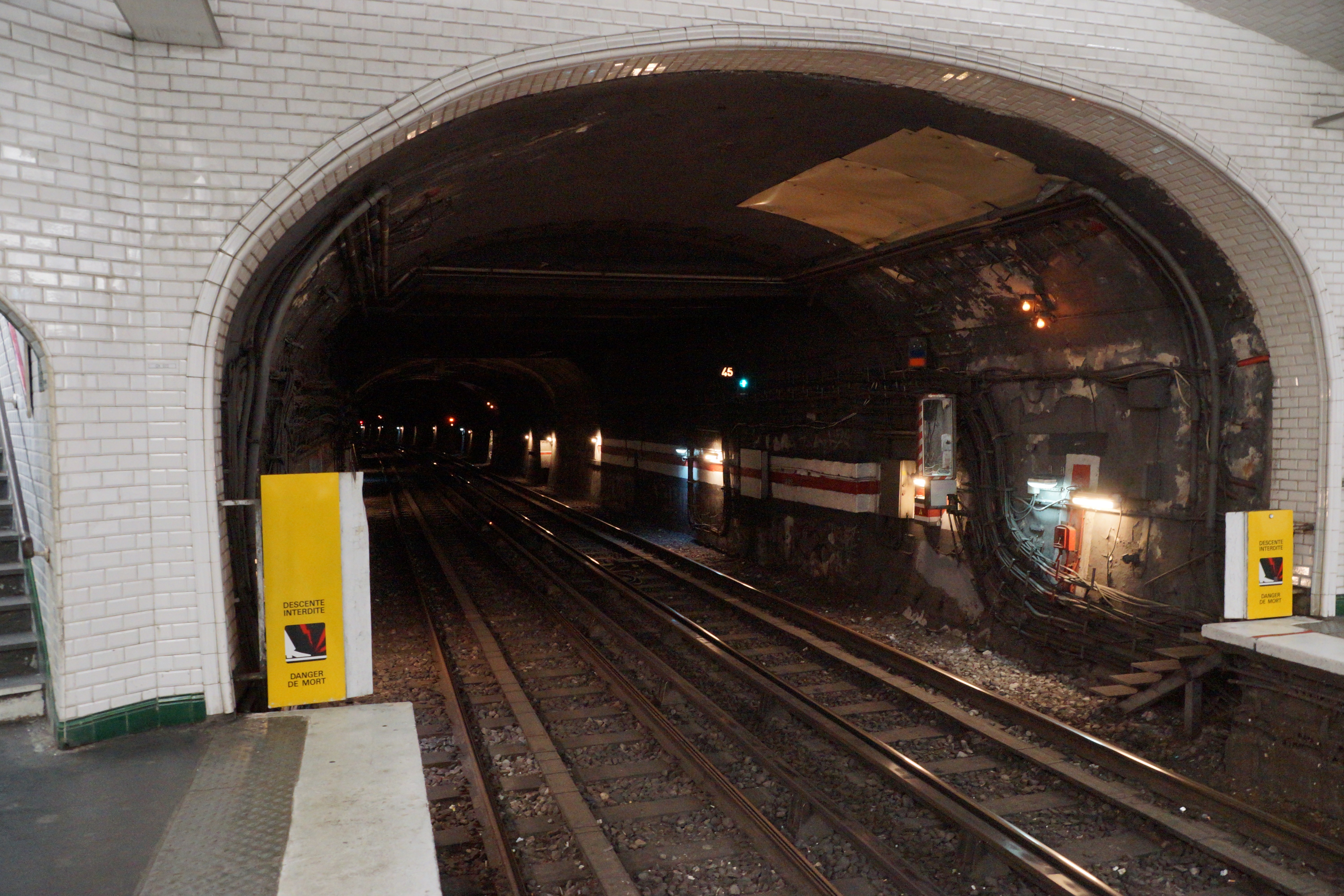 Почему некоторые станции. Метро Бланш. Metro Paris Station abandoned invalides Spague Thomson.