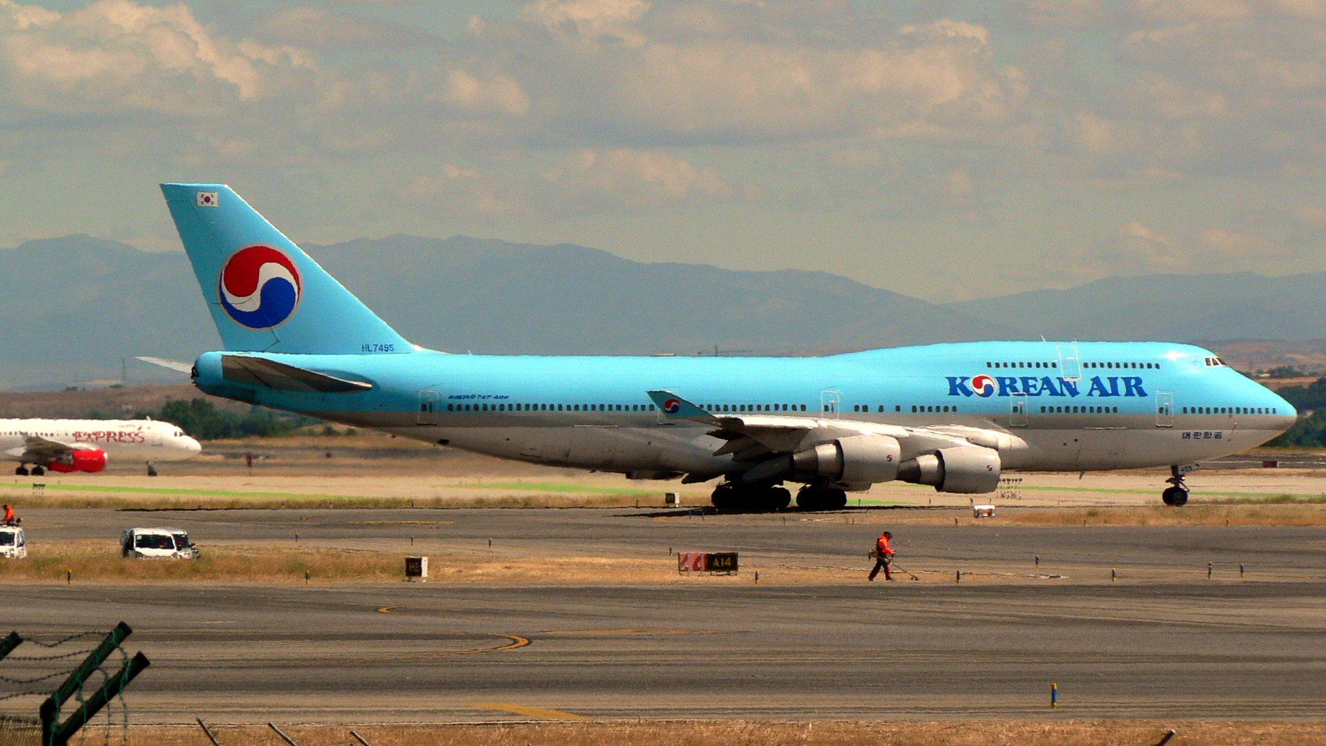 File:Boeing 747-400 (HL7495) de Korean Air.JPG - Wikimedia Commons