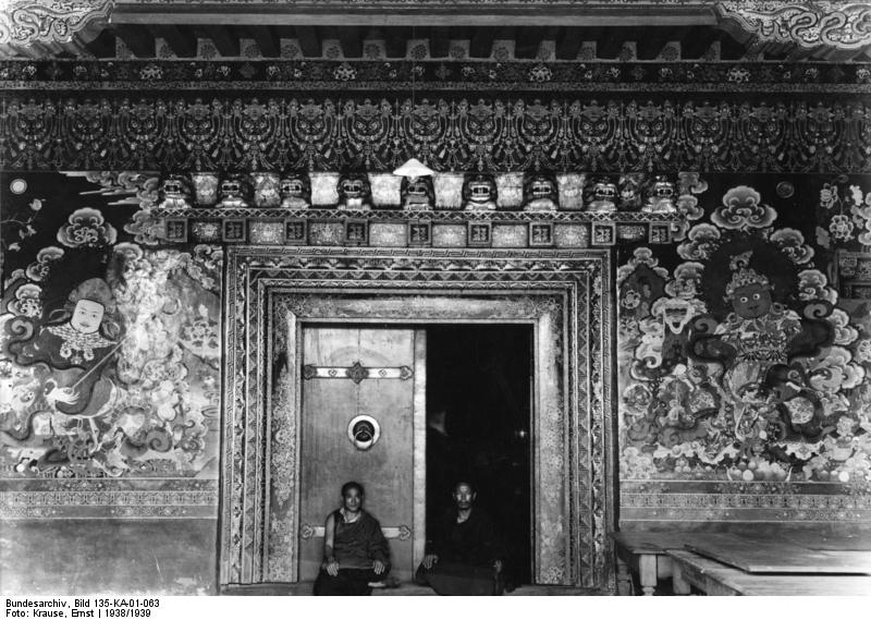 File:Bundesarchiv Bild 135-KA-01-063, Tibetexpedition, Mönche vor Tempelportal.jpg