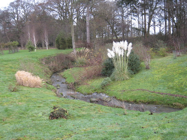 File:Cliffe cottages and stream.jpg