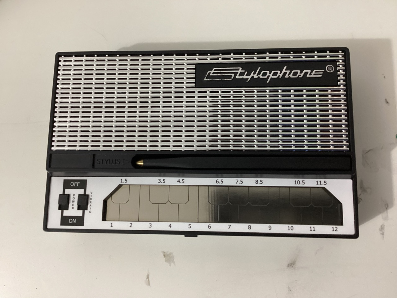 Стилофон купить озон. Ретро-синтезатор Stylophone 350s. Mini Stylophone. Стилофон х-1. Все виды Stylophone.
