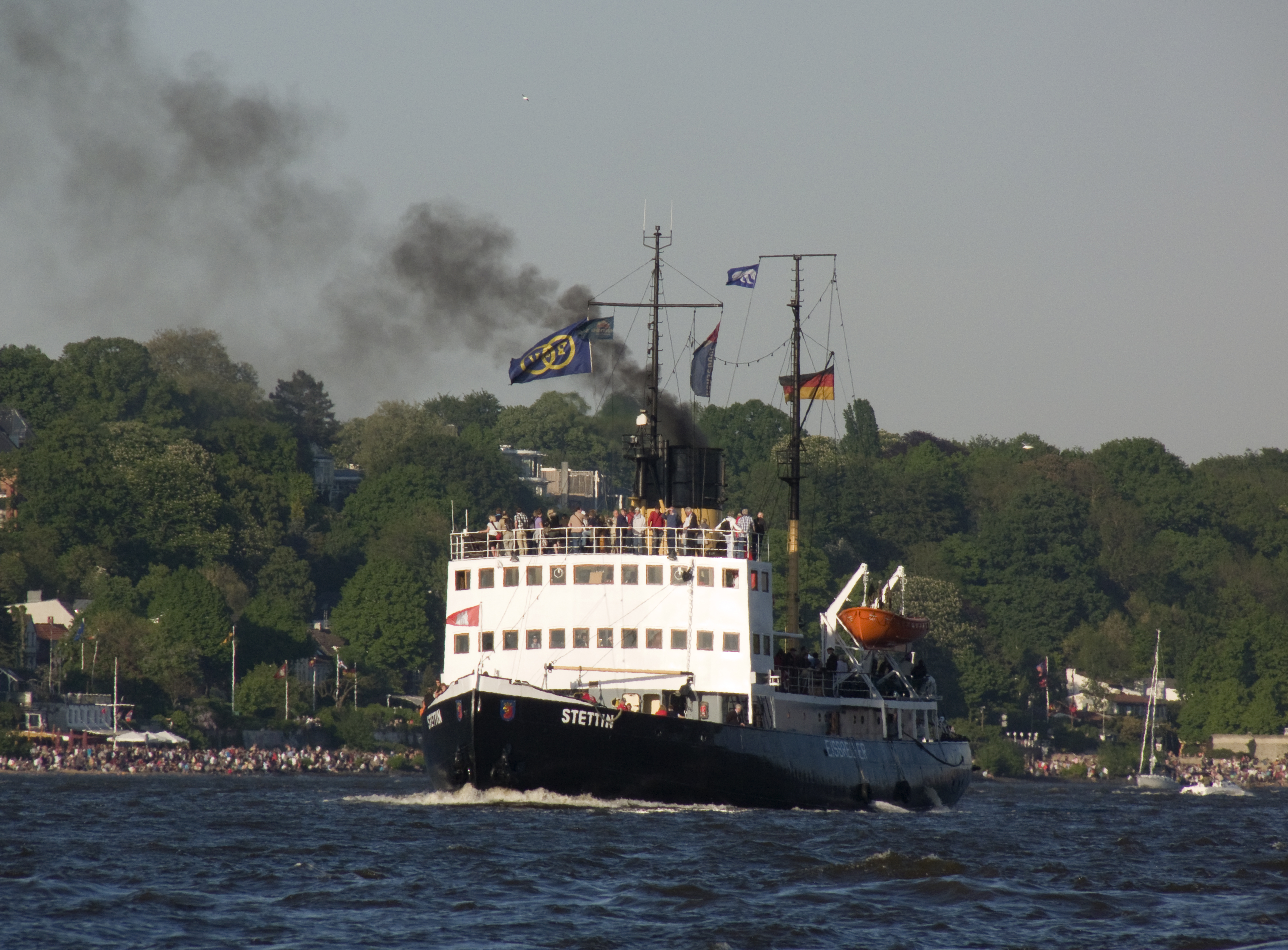 File:Eisbrecher Stettin Hamburg Germany (9248913407).jpg - Wikimedia  Commons