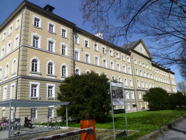 File:Hellbrunner Straße - Altersheim.jpg