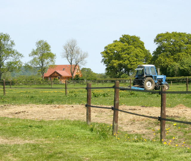 File:House and tractor, Long Street - geograph.org.uk - 1302566.jpg