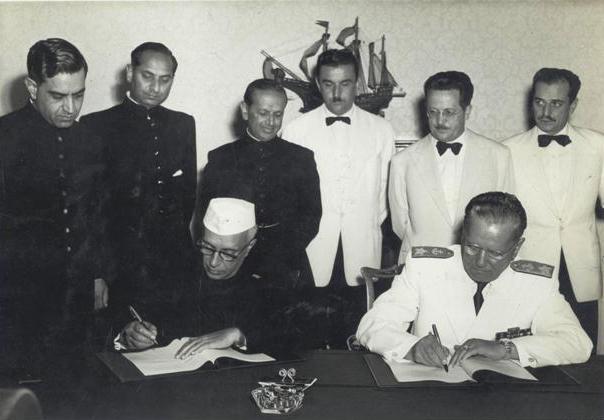 File:Jawaharlal Nehru and Marshal Tito, President of Yugoslavia, signing the Joint Declaration after conclusion of their talks.jpg - Wikimedia Commons