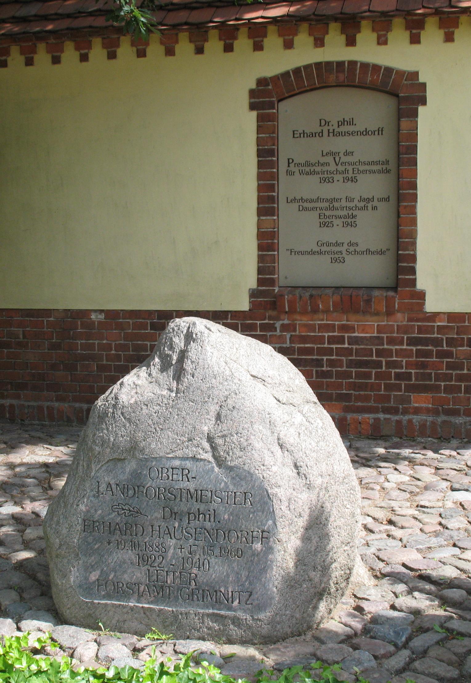 Gedenkstein und -tafel nahe der [[Burgruine Grimnitz