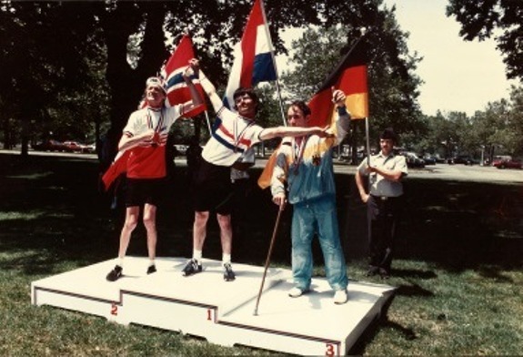 Uitreiking gouden medaille Paralympische Spelen 1984.