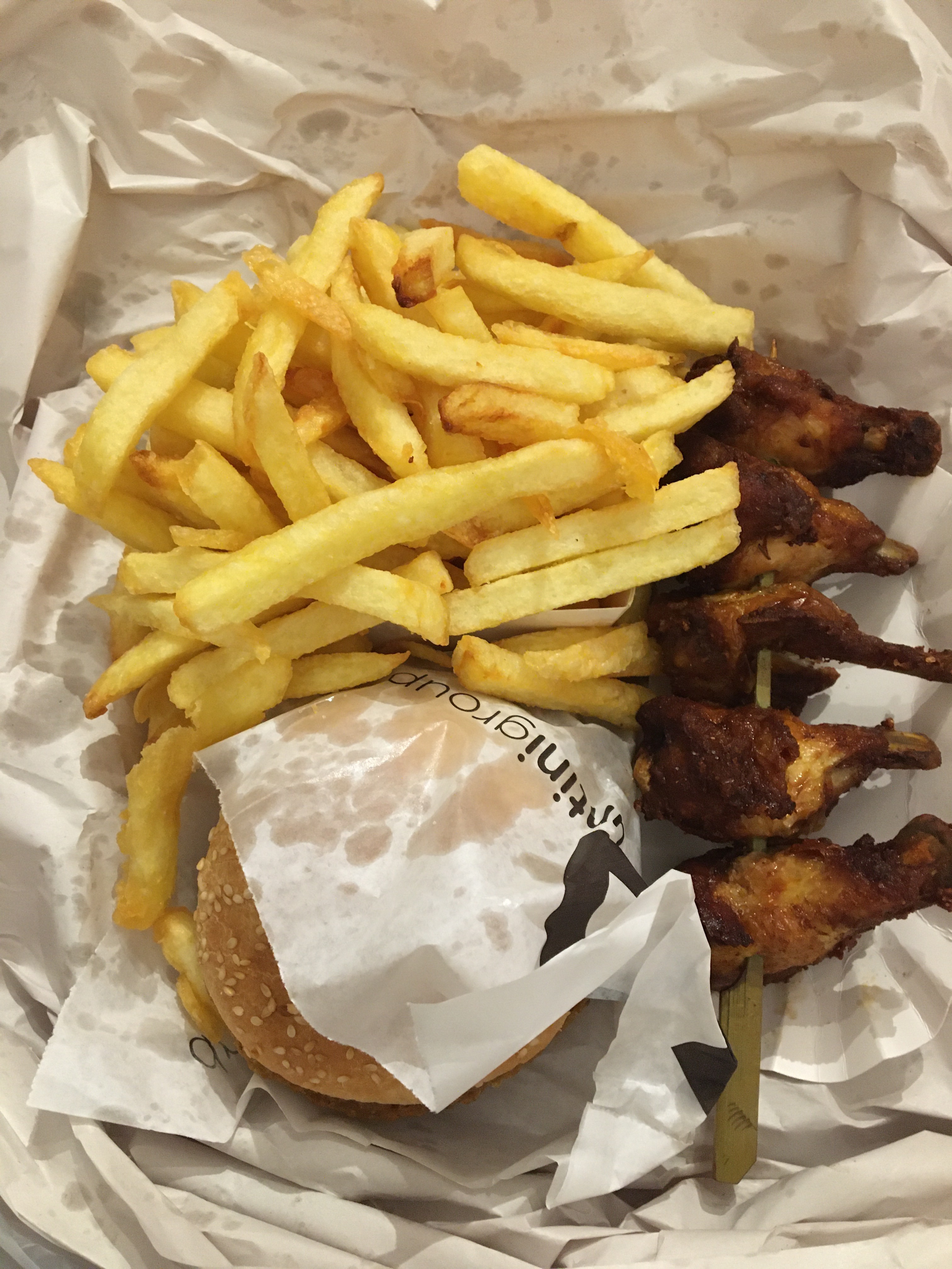 Patatas fritas congeladas en un plato sobre un fondo de madera