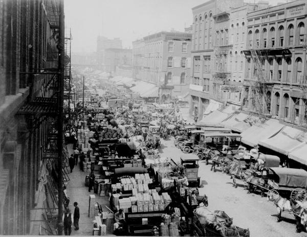 File:Looking west on South Water Street, Chicago, 1915.jpg