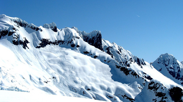 File:Loose snow and slab avalanches near mt shuksan.jpg