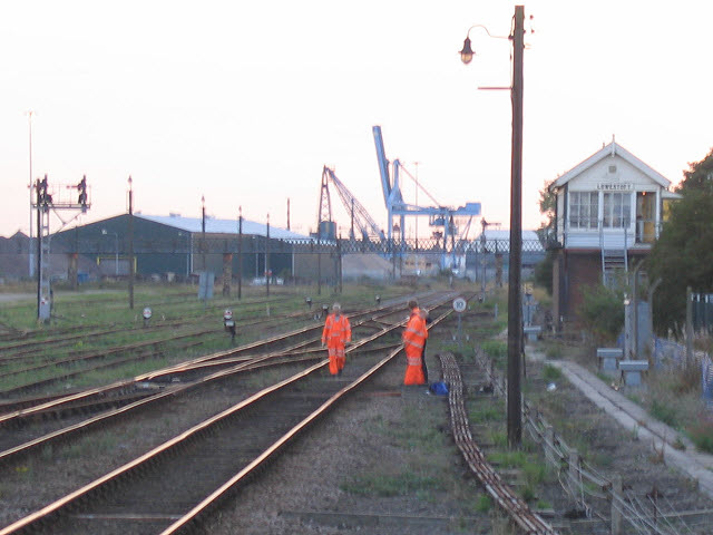 File:Lowestoft station signal box - geograph.org.uk - 1275130.jpg