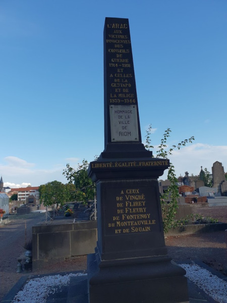 File:Monument cimetière de Riom.jpg