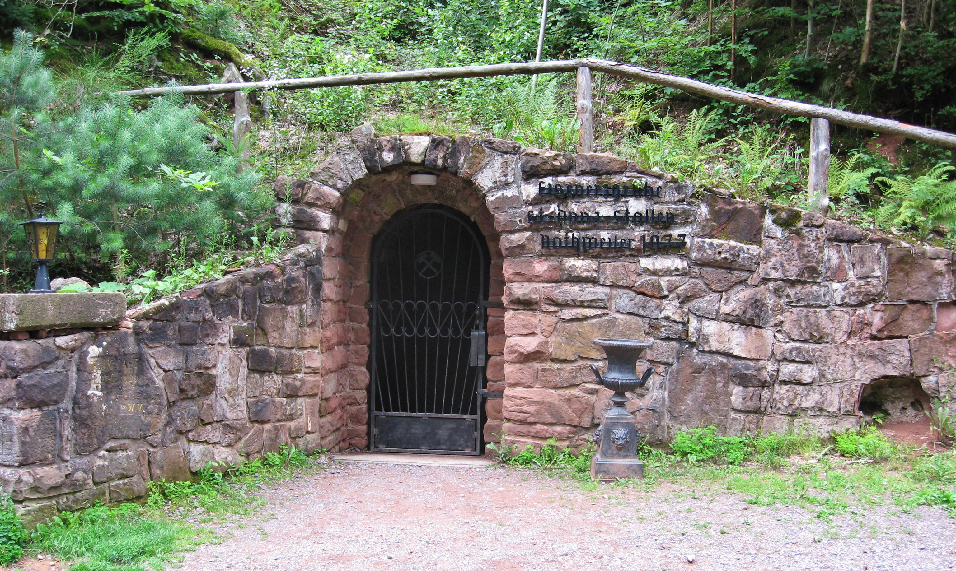 Mundloch des Erzbergwerks in St.-Anna-Stollen