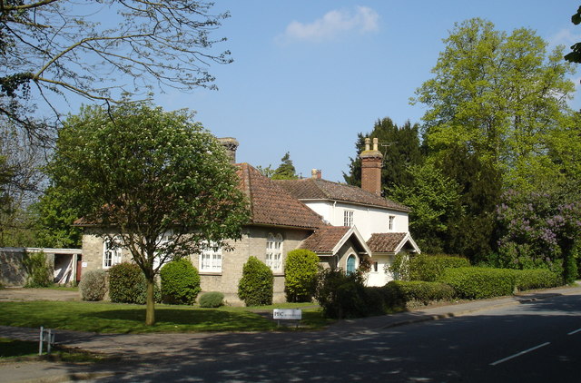 File:Old cottages opposite Shrubland Park - geograph.org.uk - 1277893.jpg