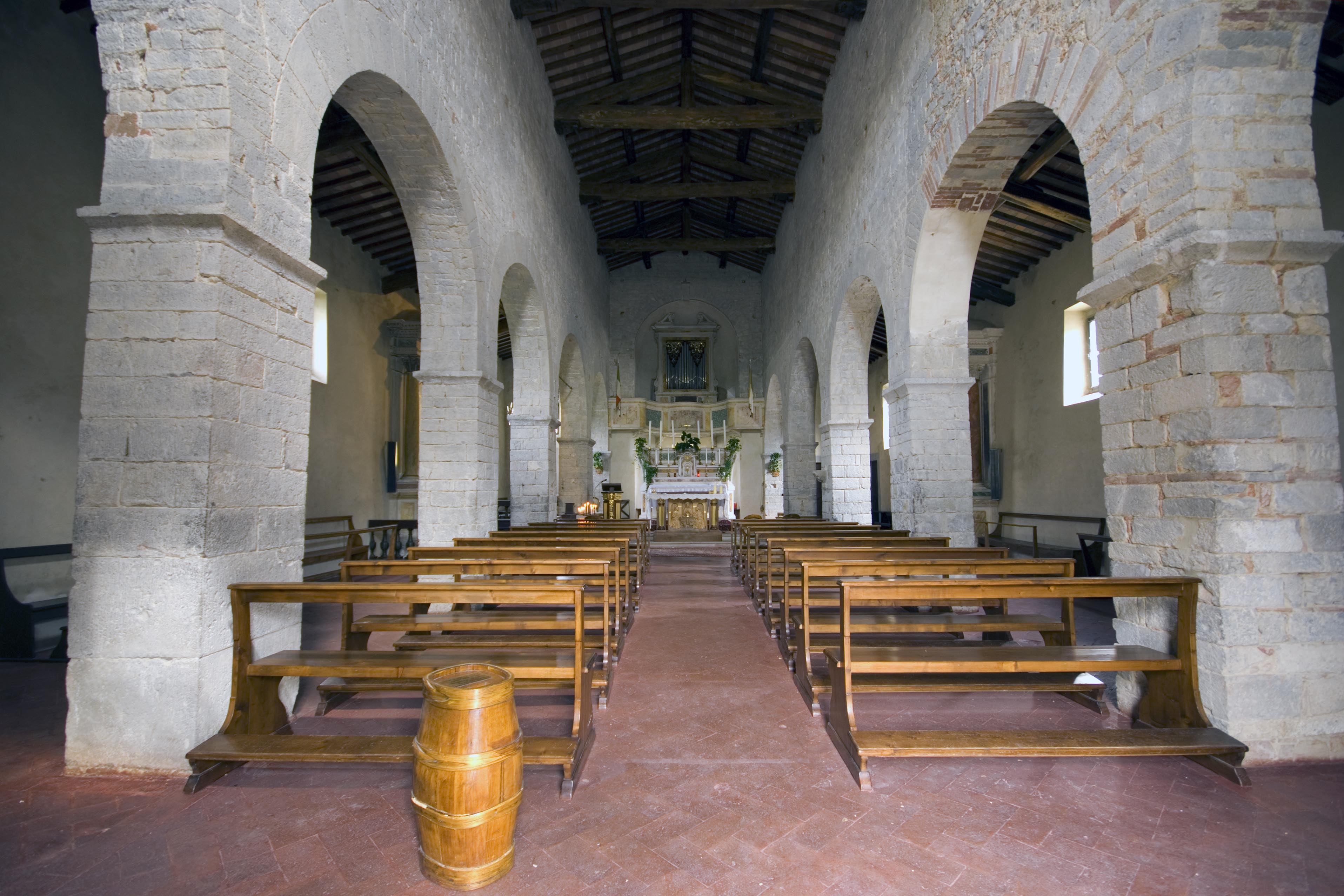 Pieve di Spaltenna interno.jpg