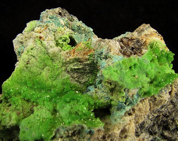 File:Pyromorphite-Cerussite-Caledonite-278354.jpg