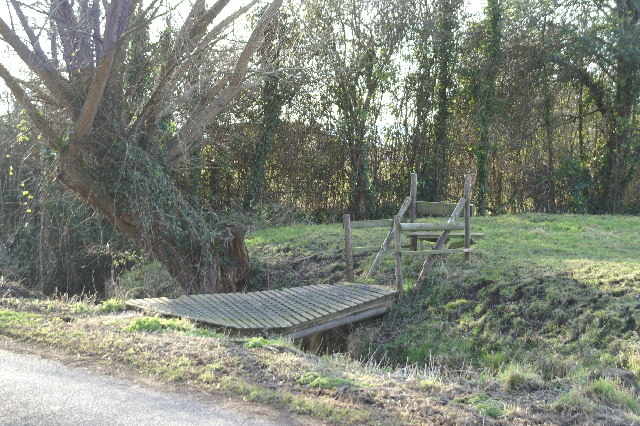 File:Rickety bridge.jpg - Wikimedia Commons