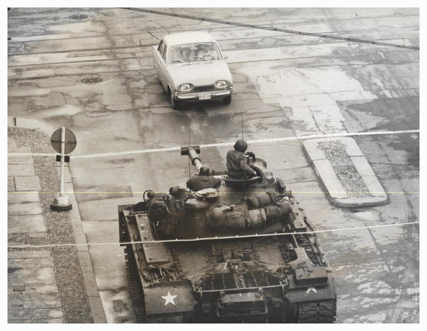 American tank crew,Checkpoint Charlie,soldiers,tank,D Budnik,Berlin,Germany,1961 