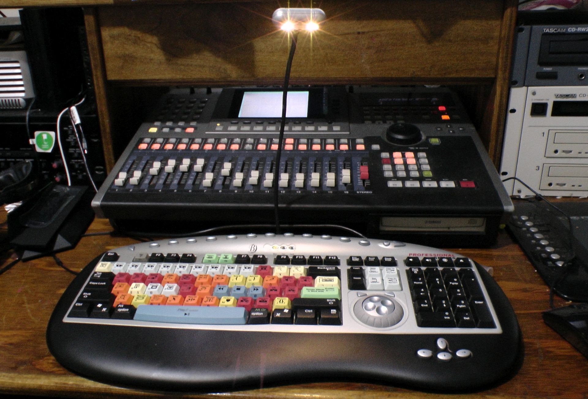 File:Video editing color keyboard with Yamaha AW4416 Recording