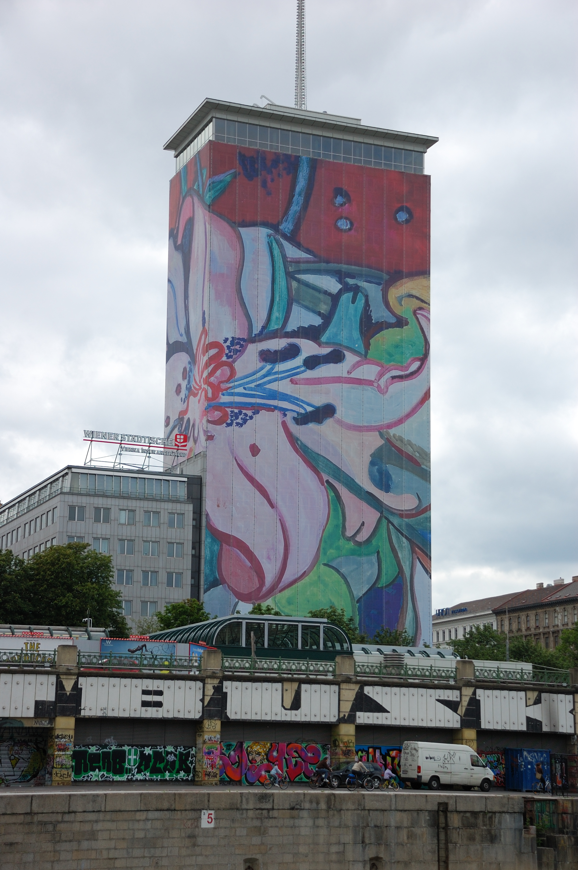2008: Turm in Blüte von Hubert Schmalix (Blumenstillleben) siehe https://wiev1.orf.at/stories/275264