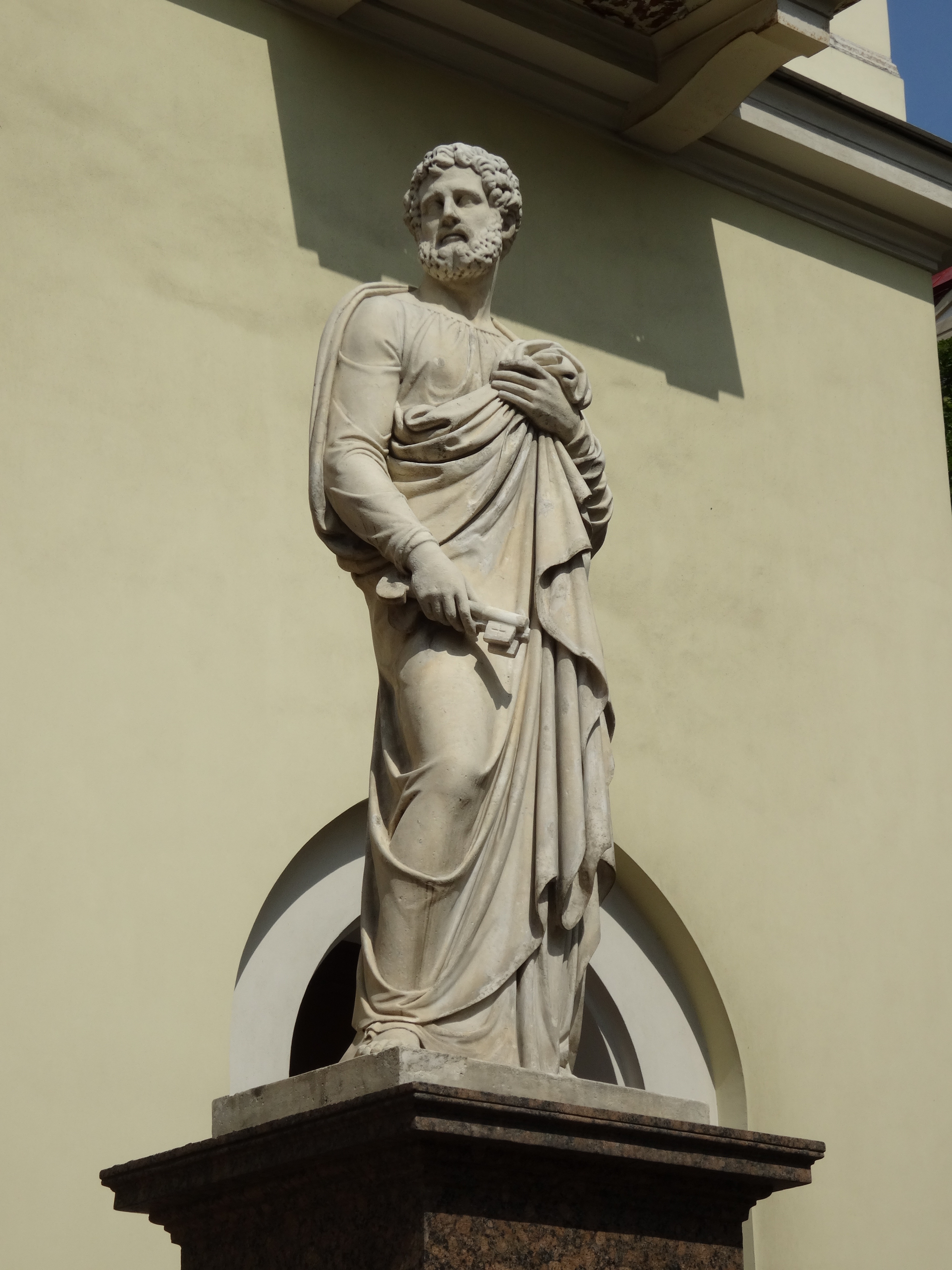 Апостол петра молния. Кирха Святого апостола Петра на Невском. Статуя апостола Петра Леонардо Сормани.
