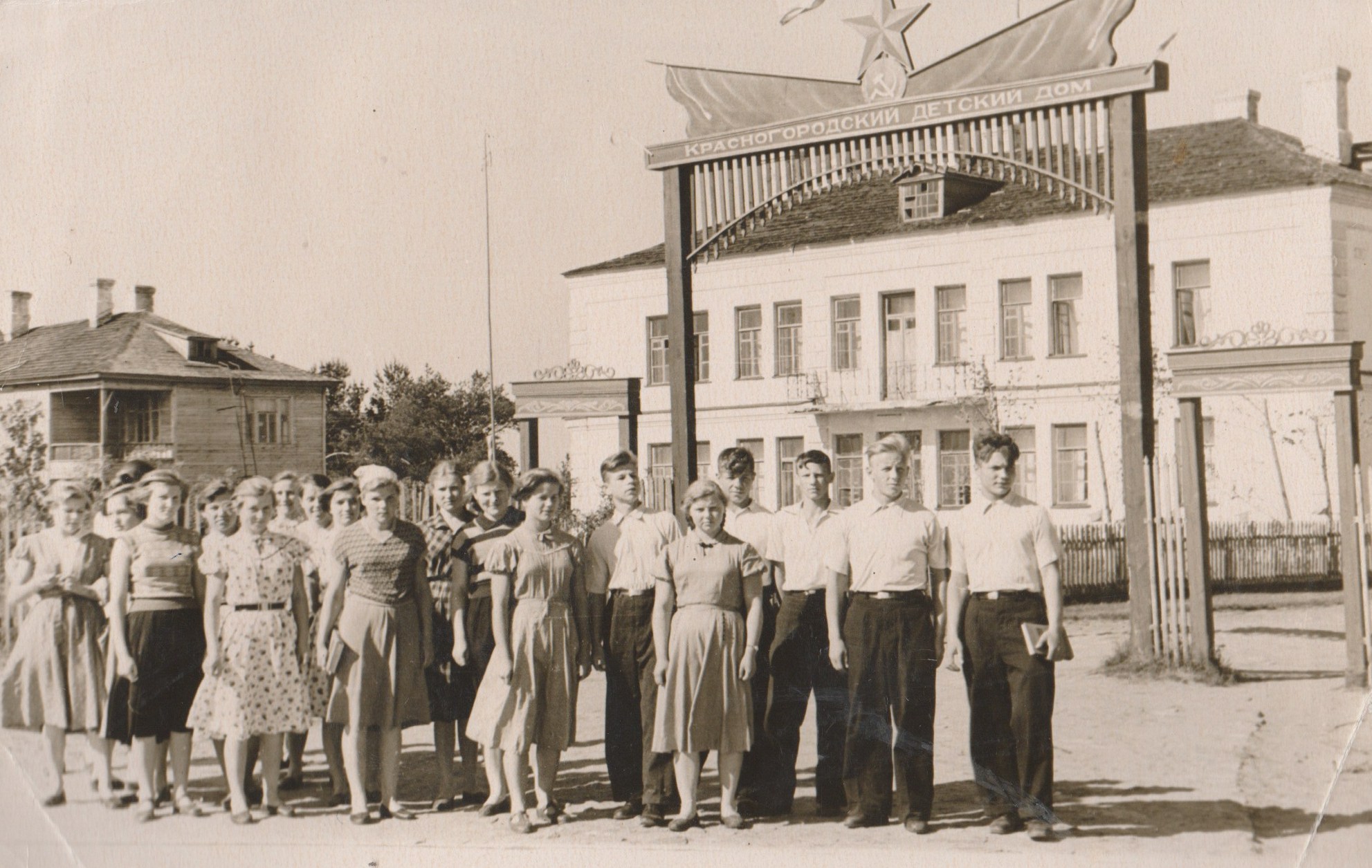 Файл:Фотография выпускников Красногородского детского дома 1958.jpg —  Википедия