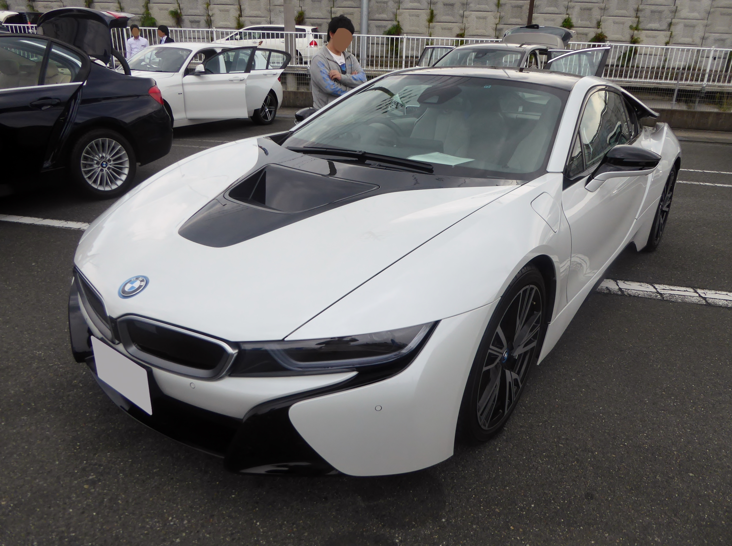 File:BMW i8 (DLA-2Z15) front.JPG - Wikipedia