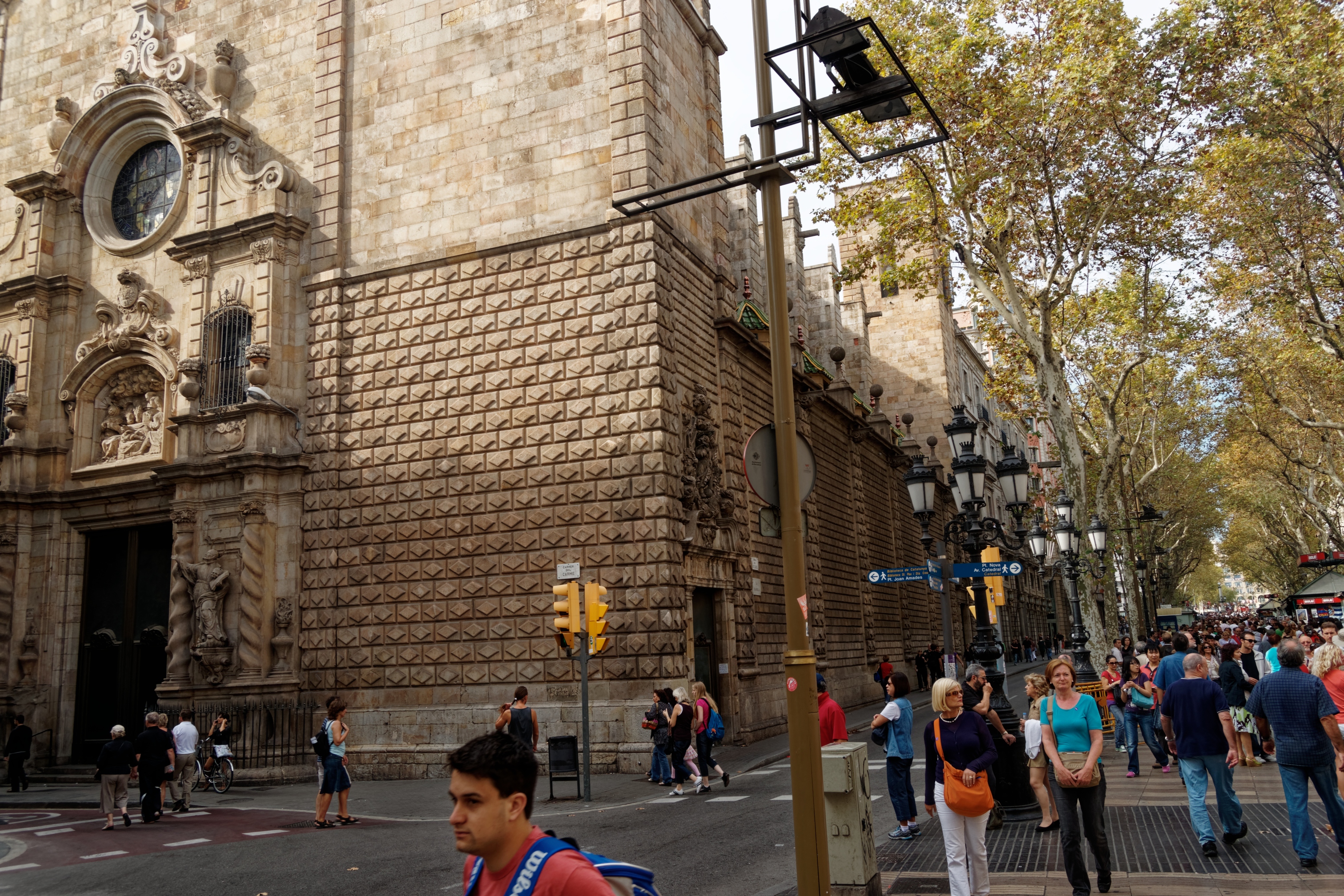 File:Barcelona - Rambla dels Estudis - View NW on Església de Betlem (Bethlehem Church) 1680 - Interior destroyed during Spanish Civil War 1936.jpg - Wikimedia Commons