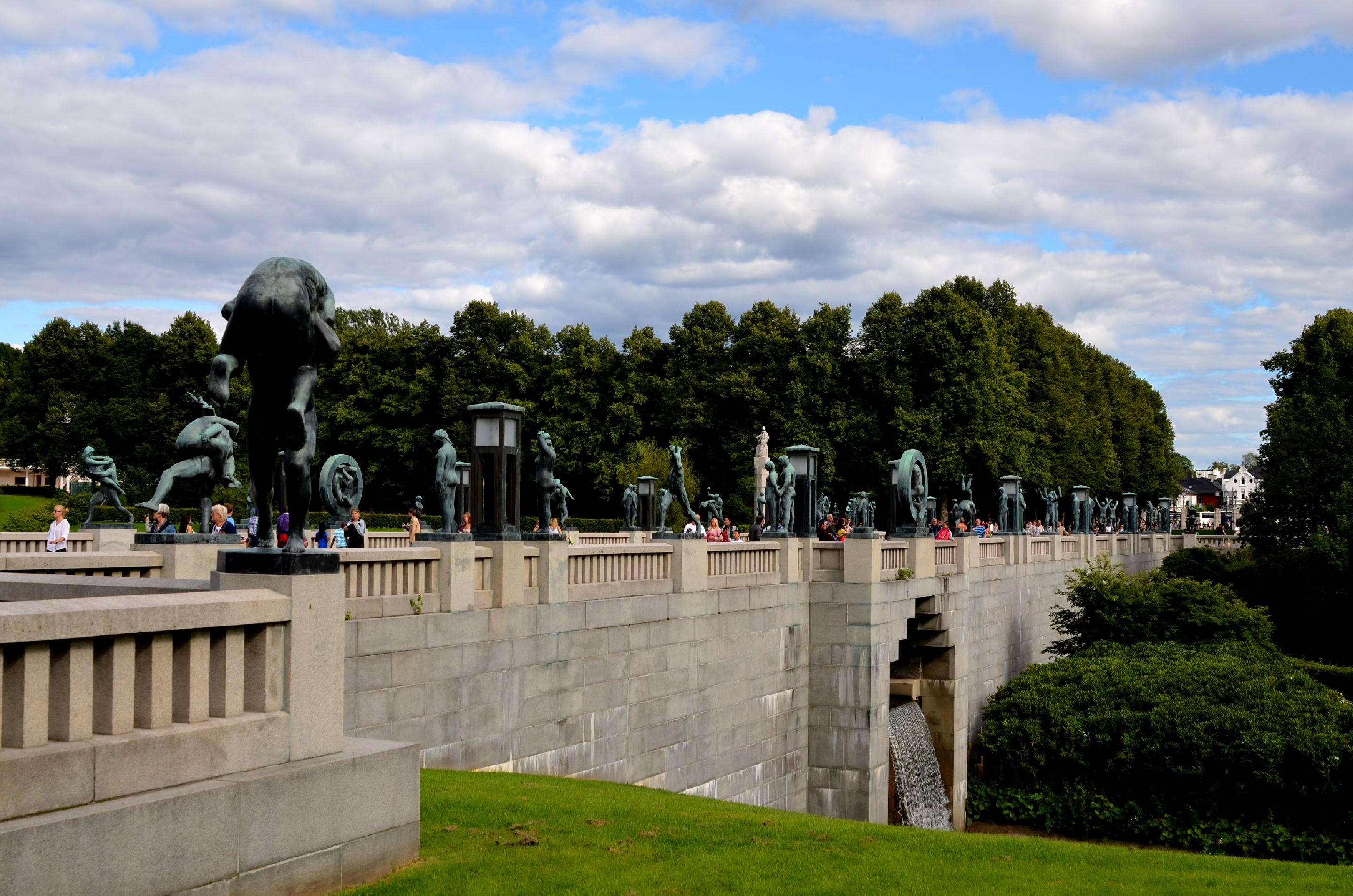 Bronze_Sculptures_Stand_on_Left_Side_of_the_Bridge_-_Vigeland_Park,_Oslo.jpg