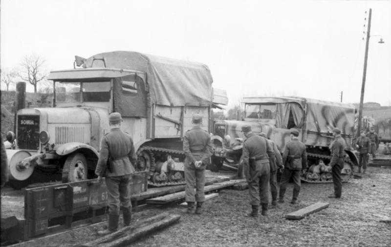 File:Bundesarchiv Bild 101I-297-1701-18, Nachschub per Eisenbahn, Somua-LKW.jpg