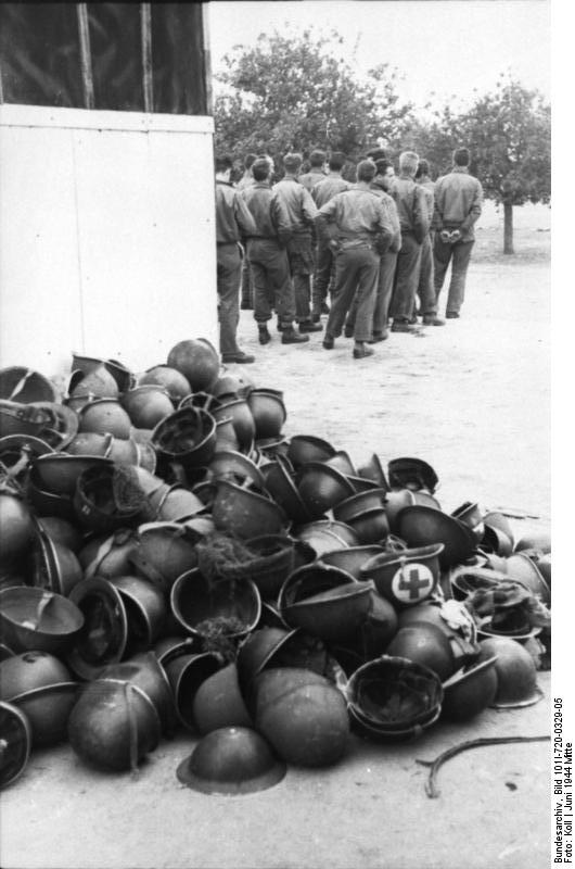 File:Bundesarchiv Bild 101I-720-0329-05, Frankreich, Stahlhelme ...