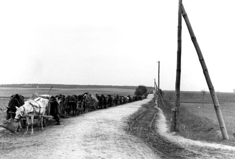 File:Bundesarchiv Bild 137-065321, Polen, Umsiedlertreck.jpg