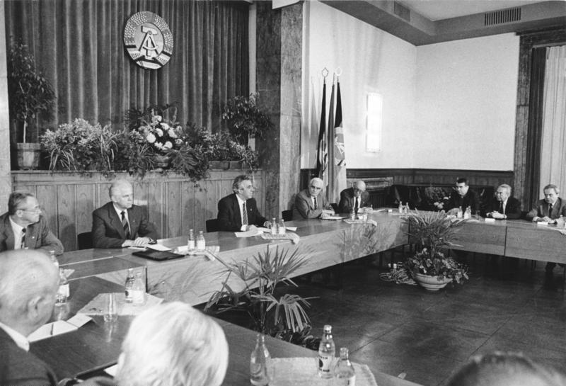 File:Bundesarchiv Bild 183-1989-1018-035, Berlin, Treffen des Zentralen Demokratischen Blocks.jpg