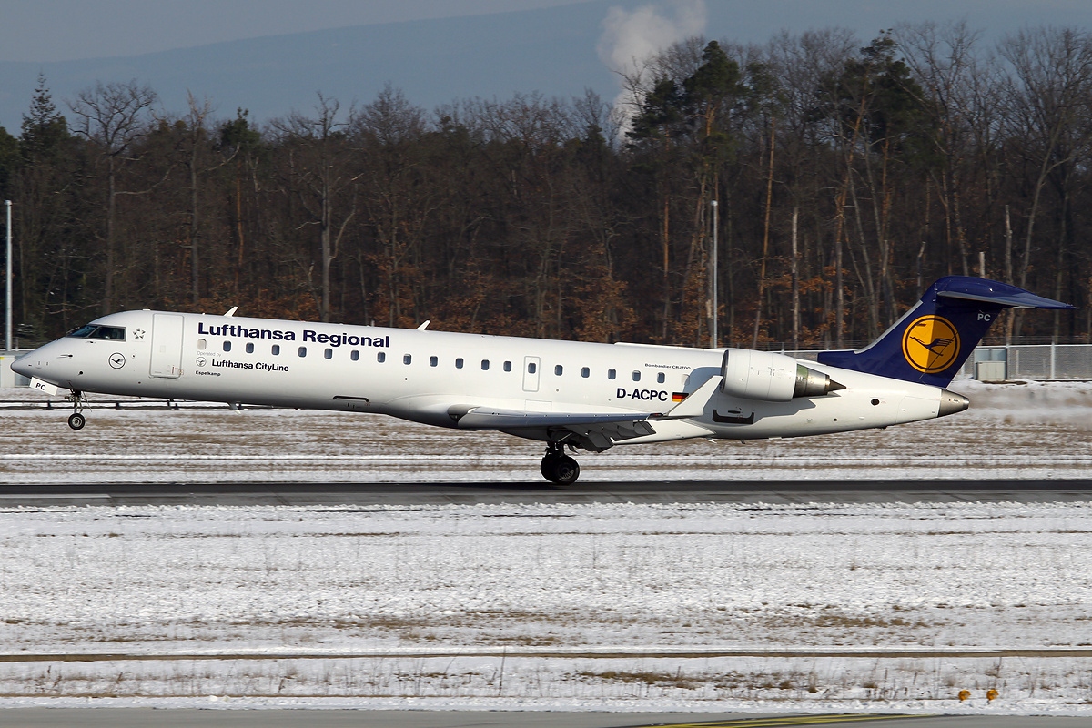 File:Canadair CL-600-2C10 Regional Jet CRJ-701ER ...