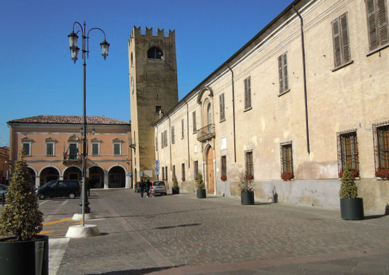 File:Castel Goffredo-Piazza Mazzini5.jpg