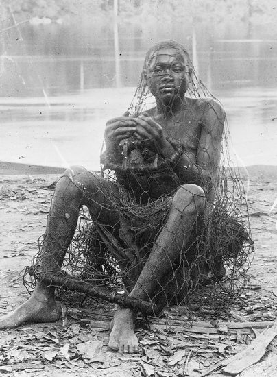 File:Catéchiste prisonnier dans un filet, Les Baloïs (Haut-Oubanghi), 1905.jpg