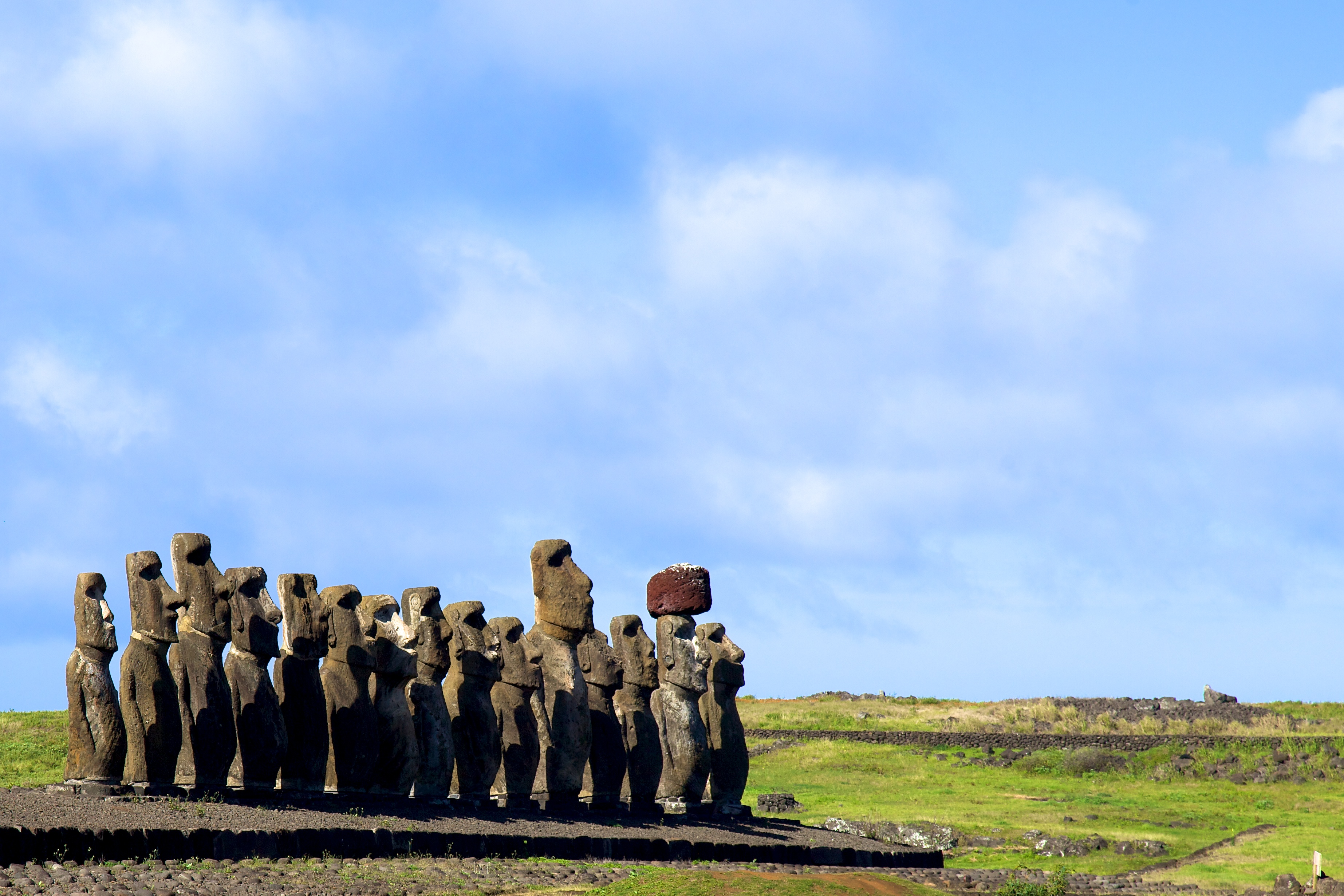 Они изобразили. Остров Пасхи фото города. Вино Isla de Pascua.